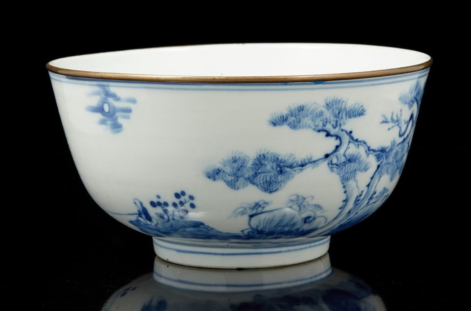 VIETNAM, XIXe siècle A large blue-white porcelain bowl with a metal ring, decora&hellip;