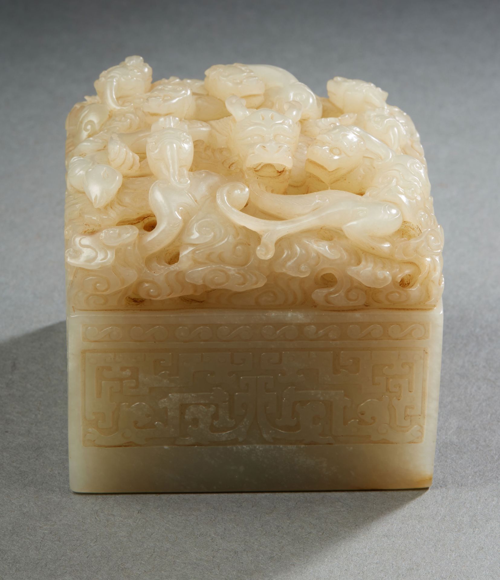CHINE, période RÉPUBLIQUE Important celadon jade quadrangular seal, the handle w&hellip;