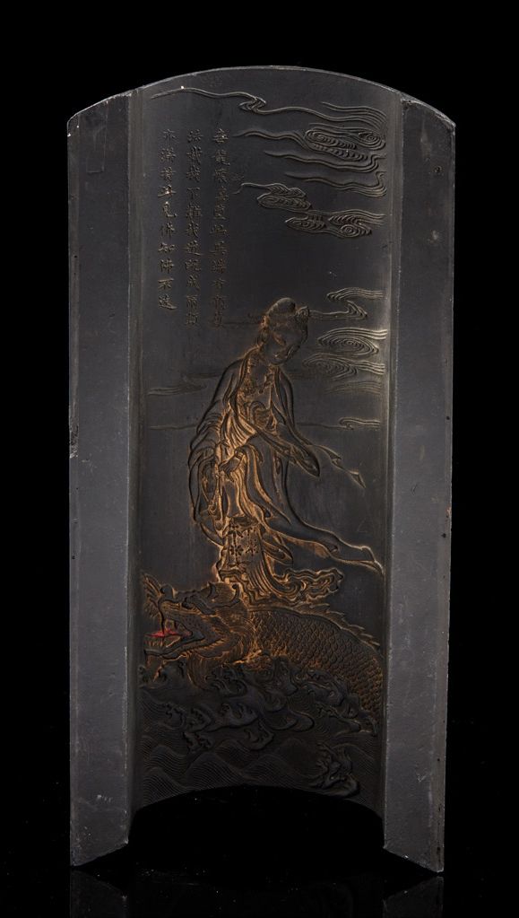 CHINE, XXe siècle Grand pain d'encre de lettré illustré de calligraphies décriva&hellip;