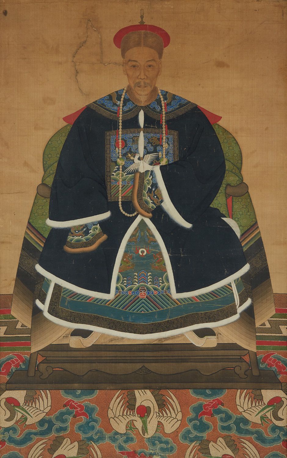 CHINE, fin XIXe siècle 一幅祖先的丝绸水墨画像，描绘了一位身着宫廷长袍的官员威风凛凛地坐在那里。
污渍和磨损。
视觉上的尺寸。100 x &hellip;
