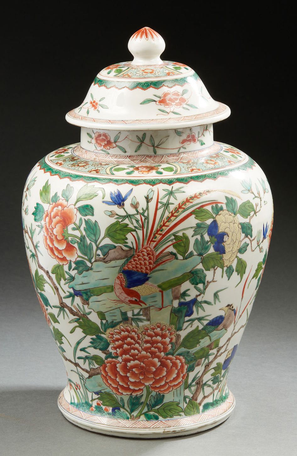 CHINE, XIXe siècle 瓷器和珐琅覆盖的绿色家族花瓶，花中有鸟和牡丹。
盖子和地基有裂痕。
H.43,5 cm