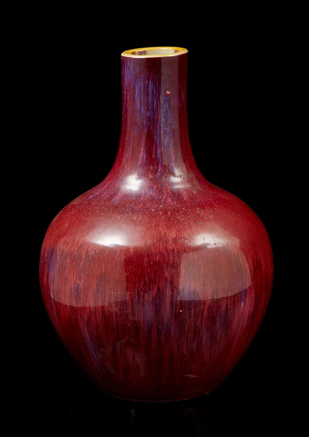 CHINE, fin XIXe siècle 牛血色和茄子色火焰釉瓷器长颈天秋坪花瓶。(缩短的脖子和穿孔的底部)。
H.35厘米