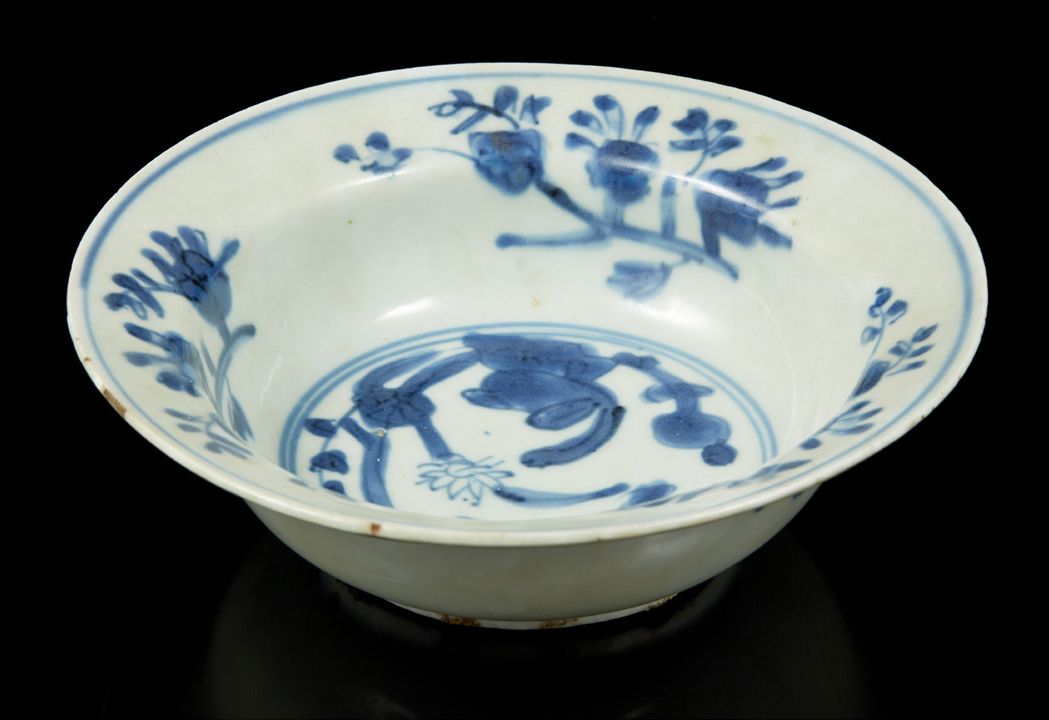 CHINE, XVIIe siècle 青花瓷小碗，平口，有花纹图案。
D. 14,8 cm
