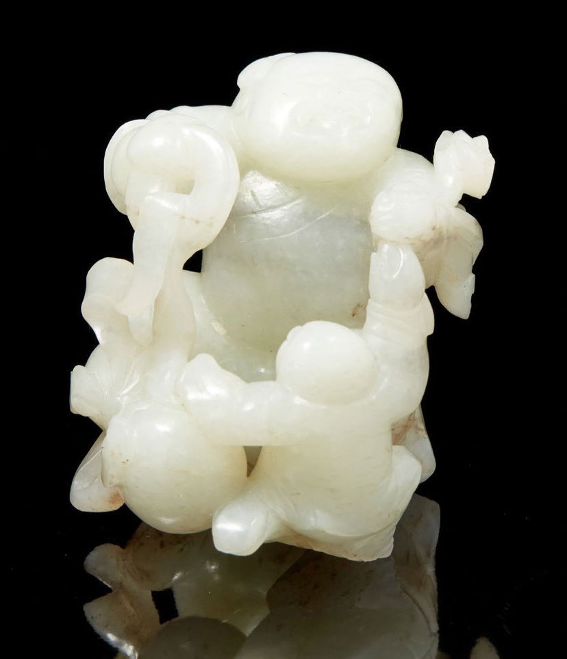 CHINE, fin de l'époque QING, XIXe siècle Group in white jade veined with gray sh&hellip;