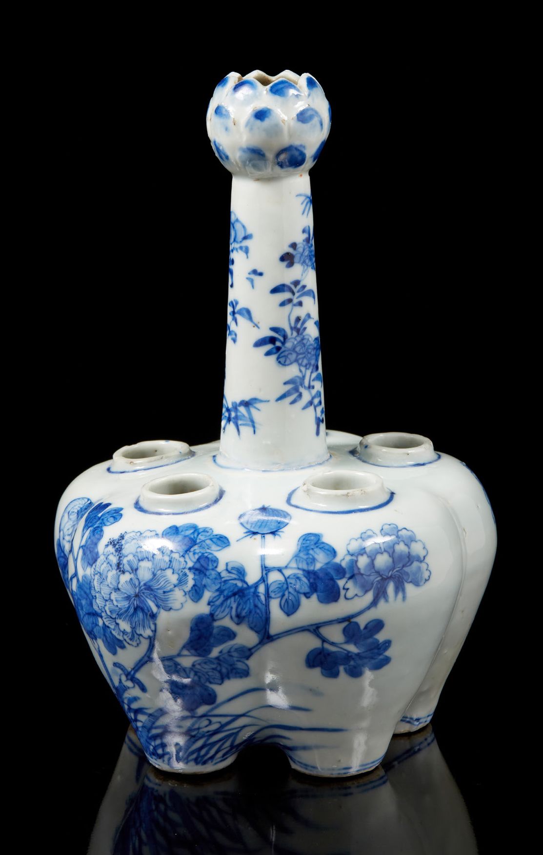 CHINE, début XXe siècle Bouquetière aus blauem und weißem Porzellan mit fünf Öff&hellip;