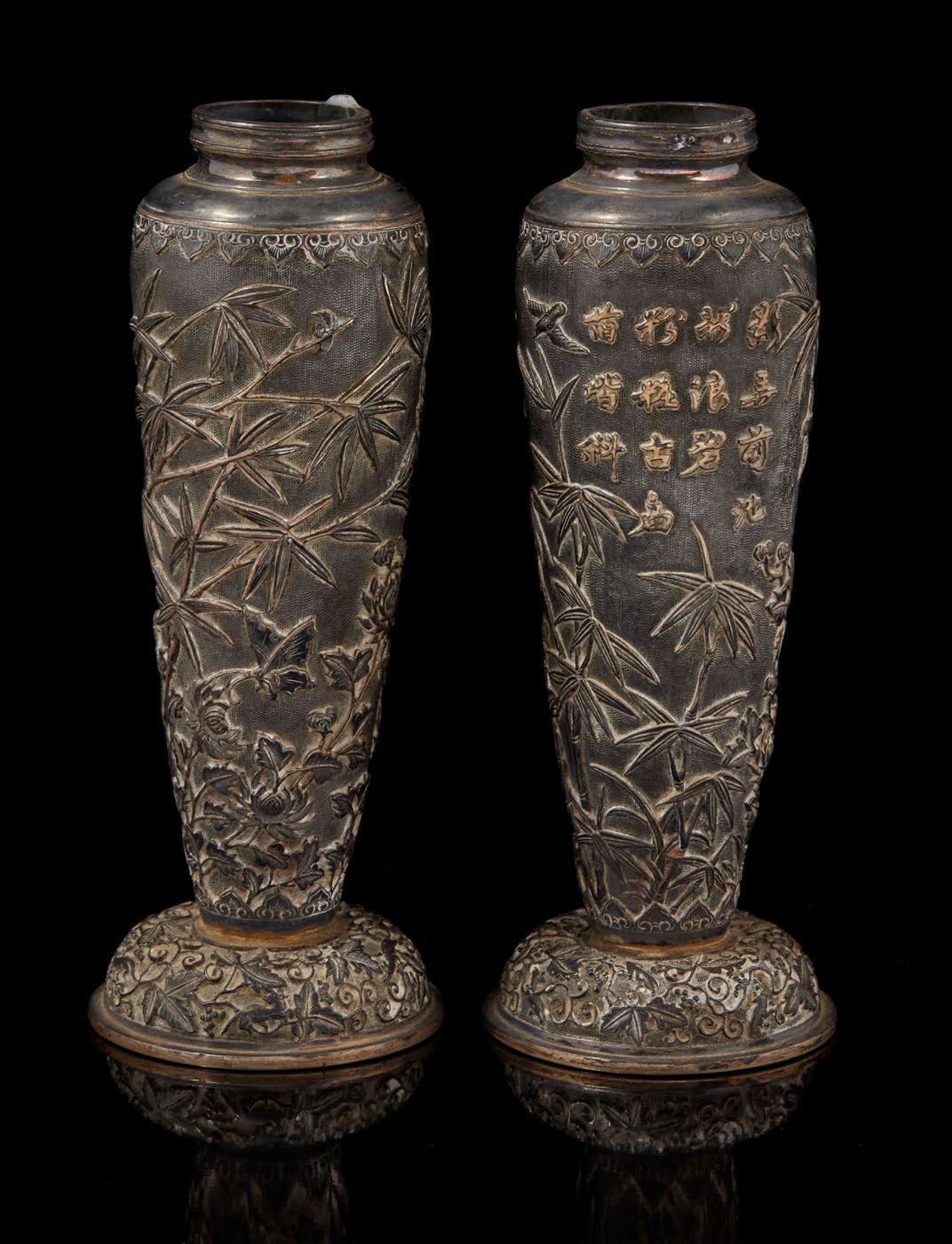 CHINE DU SUD, vers 1900 Paire de vases de forme ovoïde en argent finement ciselé&hellip;