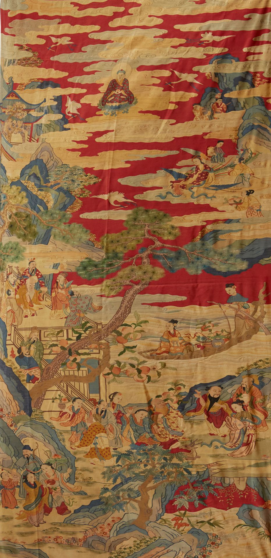 CHINE, début XXe siècle 大幅垂直的凯西丝板描绘了仙人的天堂，由露台上的神灵，在种植有松树和桃树的花园里，在由树干形成的船上，在空中，骑着&hellip;