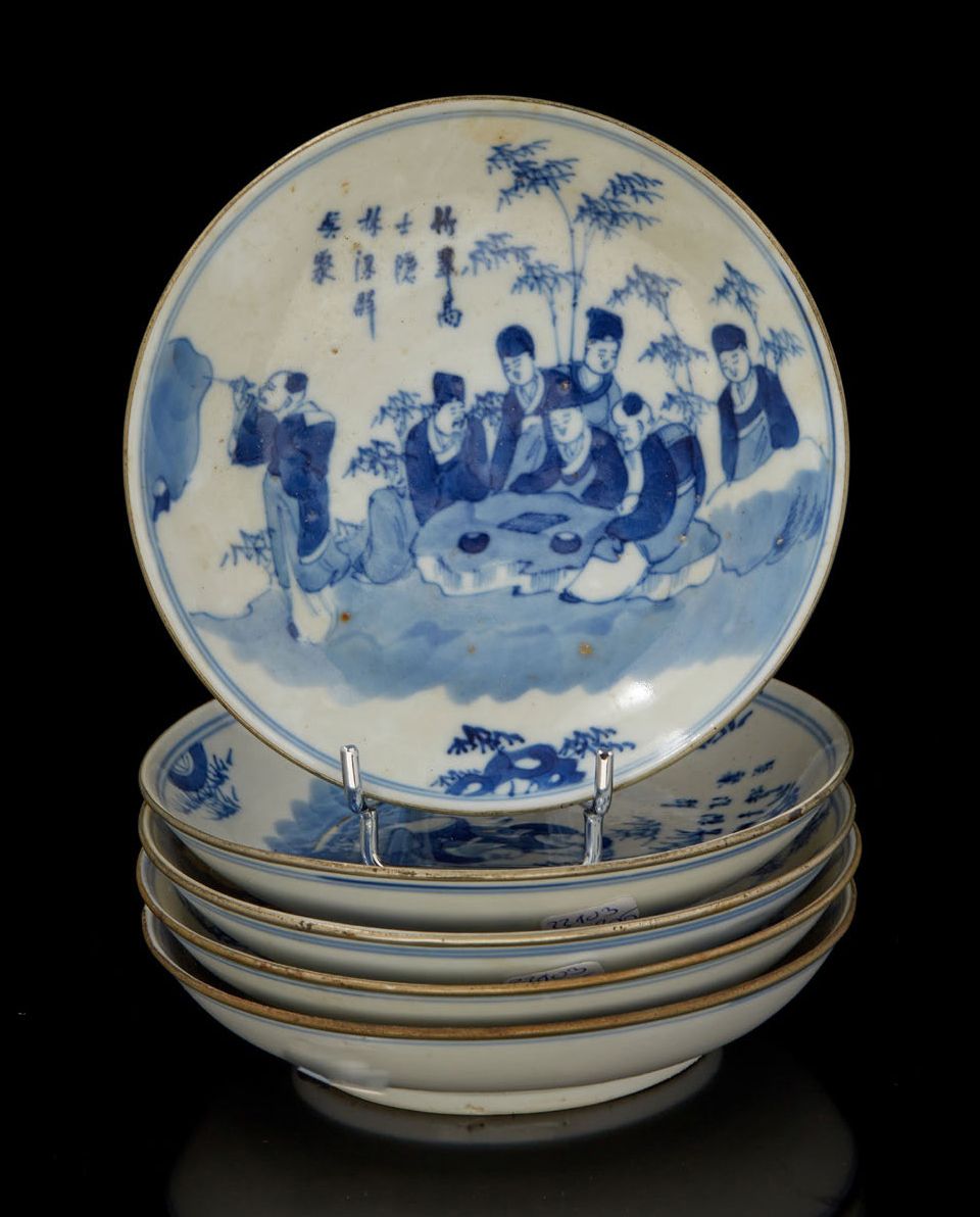 VIETNAM, XIXe siècle 一套五件青花瓷杯，带金属环，装饰有竹林七贤和书法，其中两件相同。底座上有Noi phu标记。
D. 14,2厘米
