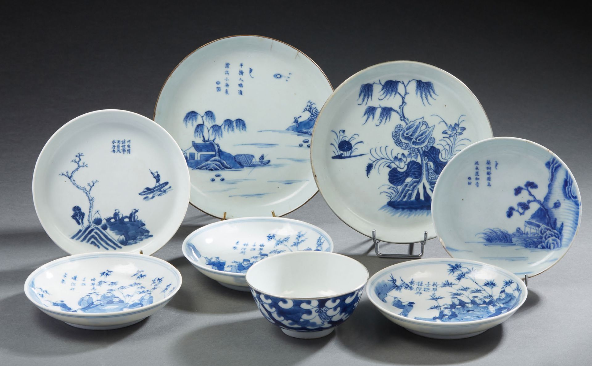 VIETNAM, XIXe siècle 一套被称为 "顺化蓝 "的青花瓷八件，包括四个底面标有 "Noi Phù "的碗，其中三件装饰有竹林中的七贤，一件装饰&hellip;