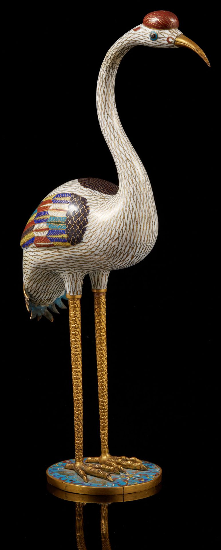 CHINE, fin XIXe siècle 大型铜和景泰蓝主题，表现一只站在底座上的仙鹤，翅膀是多色的，身体的羽毛是用金线在白底上绘制的，底座上有蓝底的莲花装&hellip;