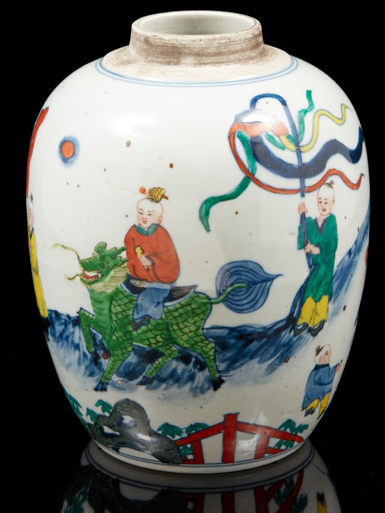 CHINE XXe siècle 斗彩风格的瓷器和珐琅球罐，饰有儿童图案。
底座上有双圆标记。
H.19厘米