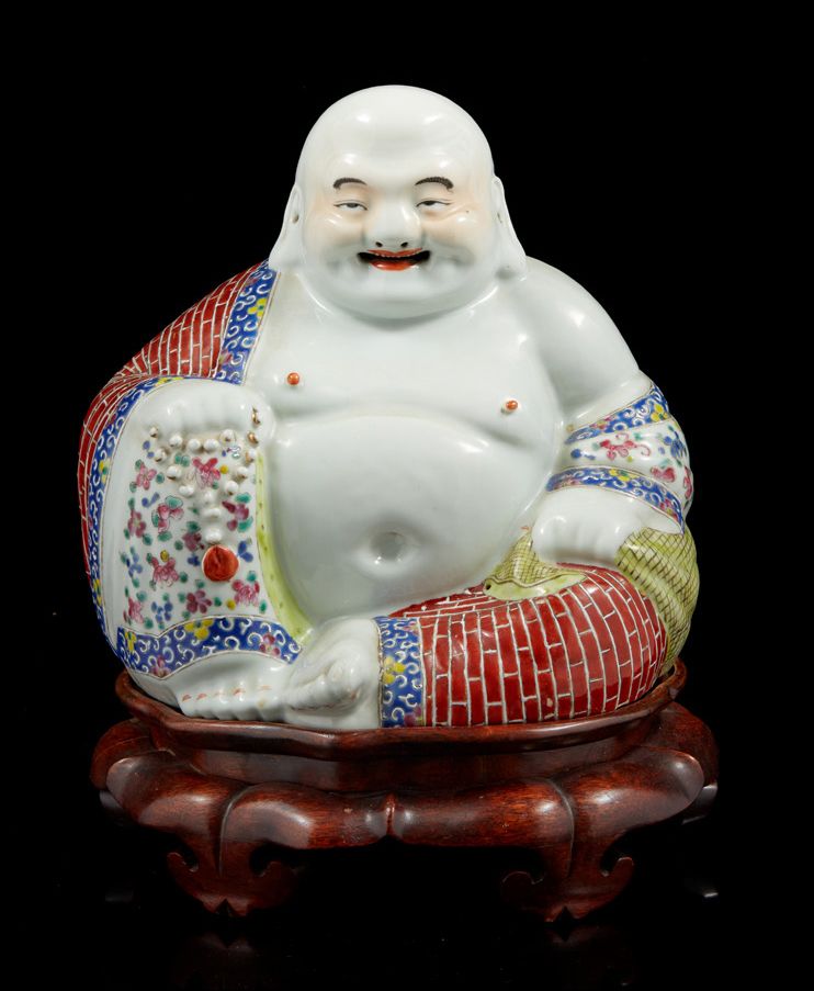 CHINE, XXe siècle 坐着微笑的多色瓷巴迪，手持念珠和他的财富袋
在其基础上。
H.27厘米。