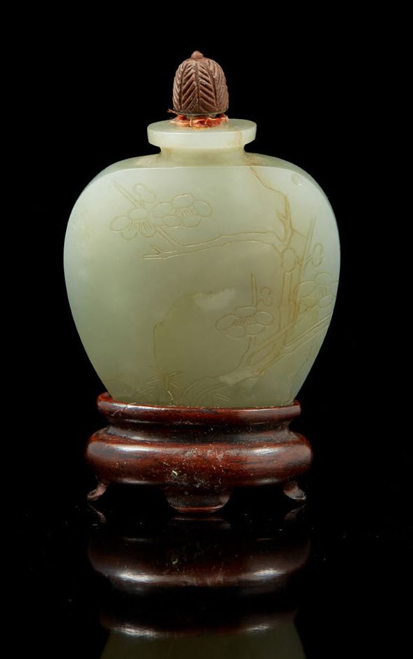 CHINE, XXe siècle 雕刻的玉石鼻烟盒。
H.5厘米