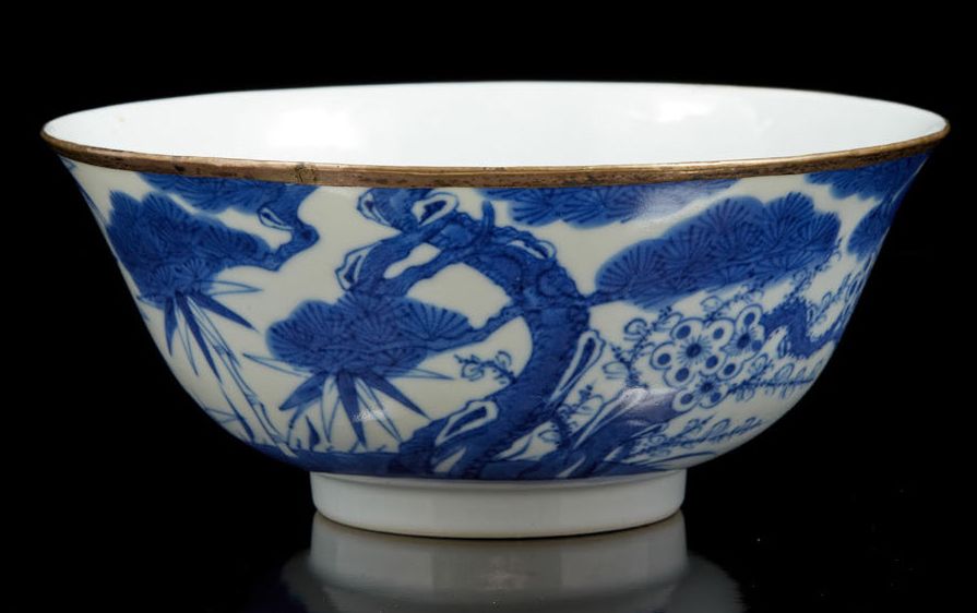 Null 22103_199
越南，19世纪
一个青花瓷碗，上面装饰着冬天的三个朋友，松树、竹子和梅花。每年，随着冬季的到来，植物都会枯萎，除了这三种植物。在儒&hellip;