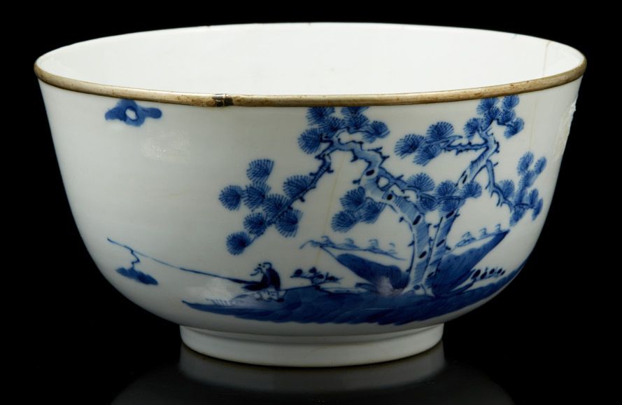 VIETNAM, XIXe siècle * 青花瓷碗，装饰有松树下的渔夫和书法。底部有伪造的康熙款。
H.10厘米 直径18.5厘米
裂缝