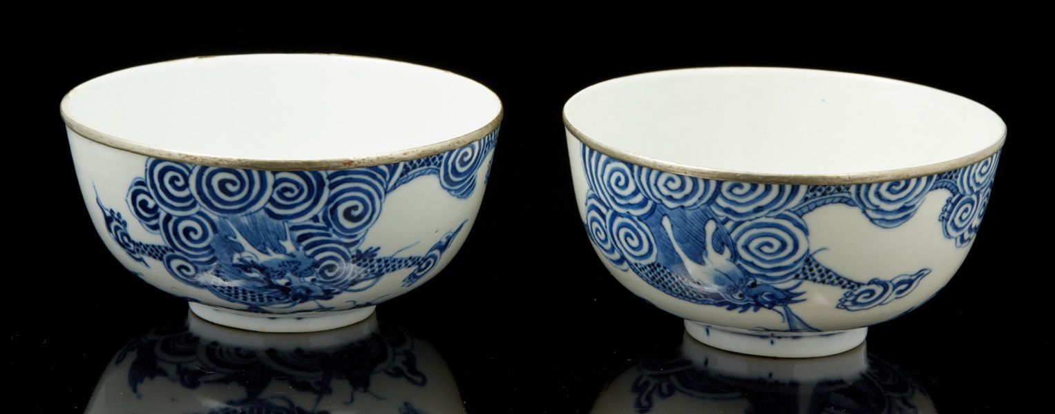 VIETNAM, XIXe siècle 两只青花瓷碗，上面有金属环，龙和鱼从水中浮出。
基地上的诺伊夫标记
D. 12,2厘米
其中一个碗的颈部有裂痕