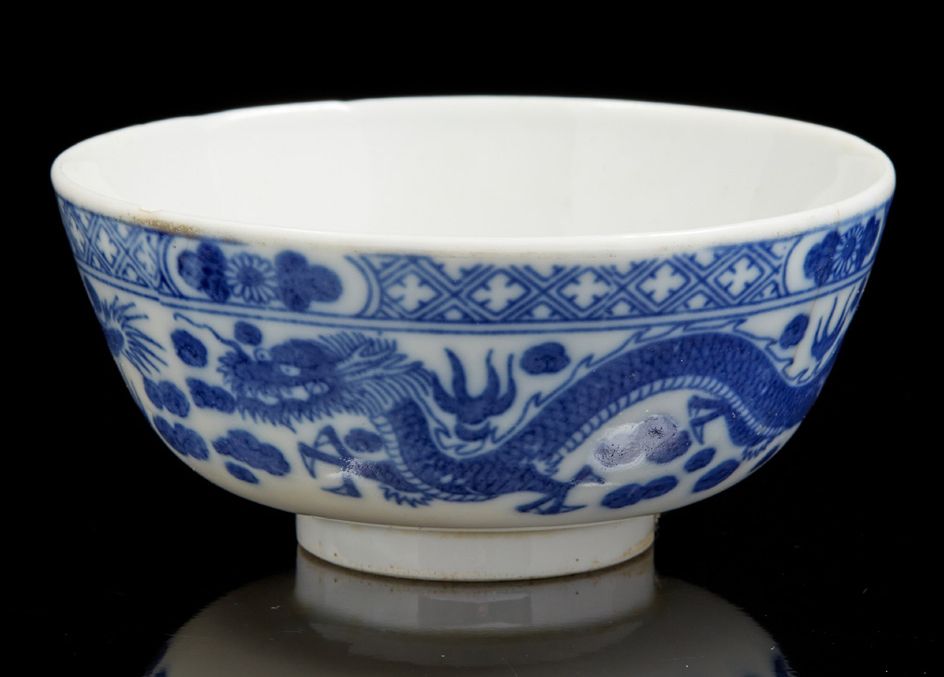 CHINE, XXE siècle 一个小瓷碗，上面有蓝色模版的龙的装饰。
直径：11.5厘米