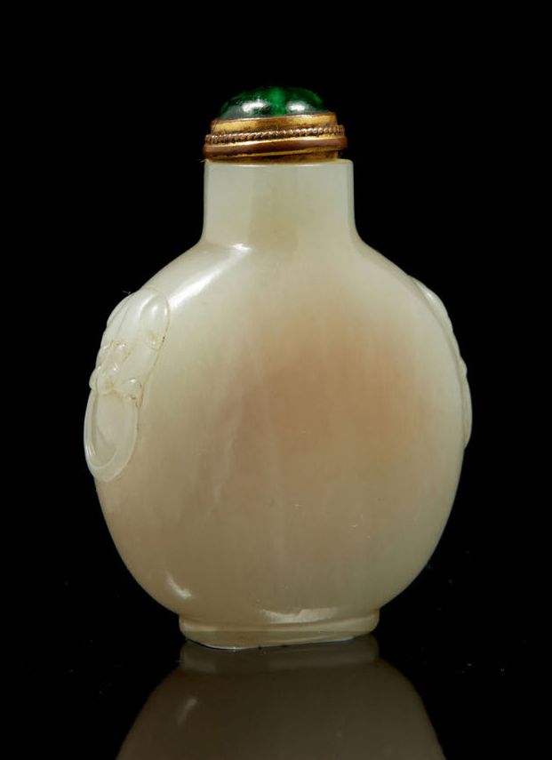 CHINE, XXe siècle Tabatière aus Achat, die Henkel mit leichtem Relief von Löwenk&hellip;