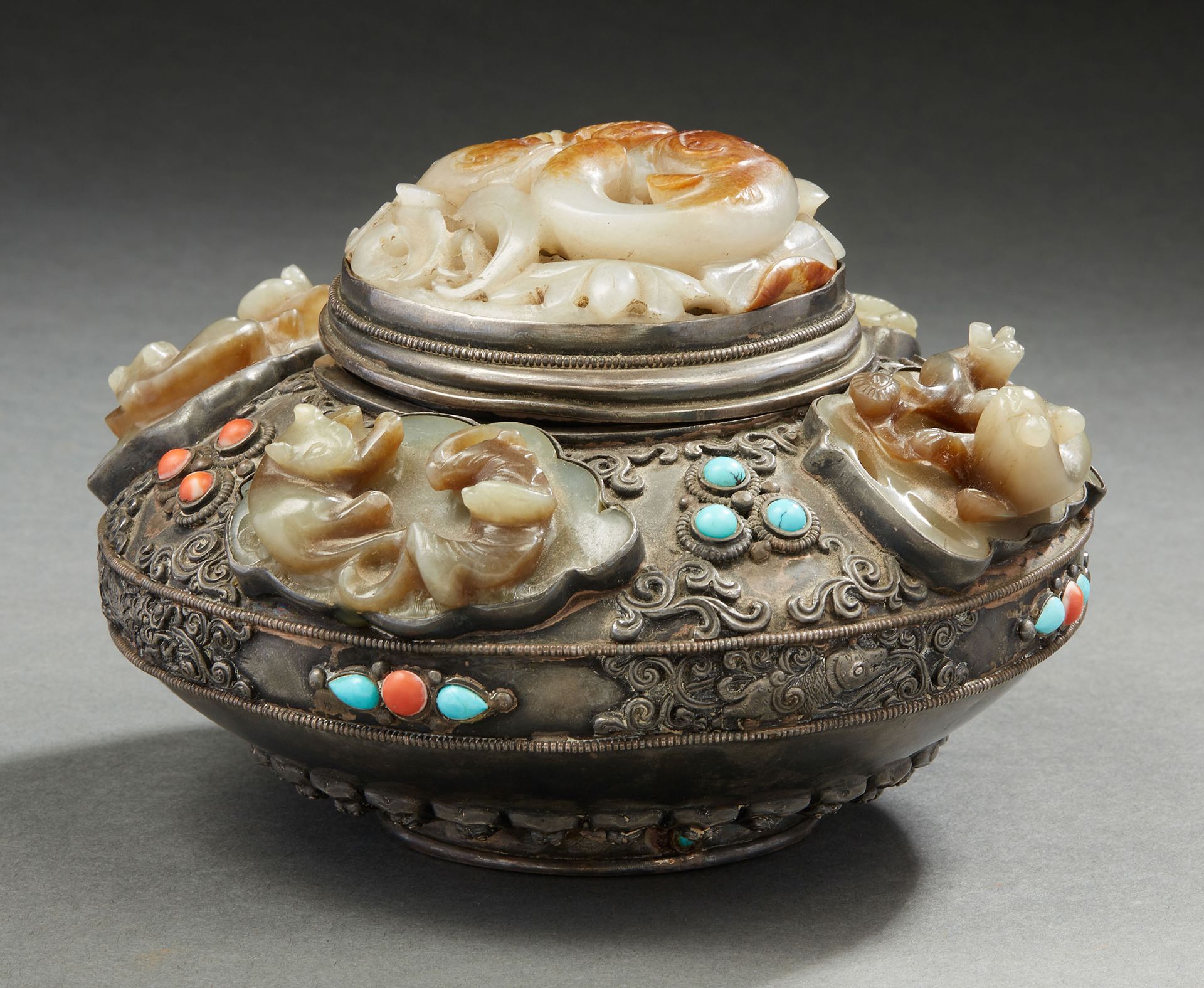 SINO-TIBET, XIXe siècle Gedeckte Schale aus Silber, fein ziseliert mit Voluten, &hellip;