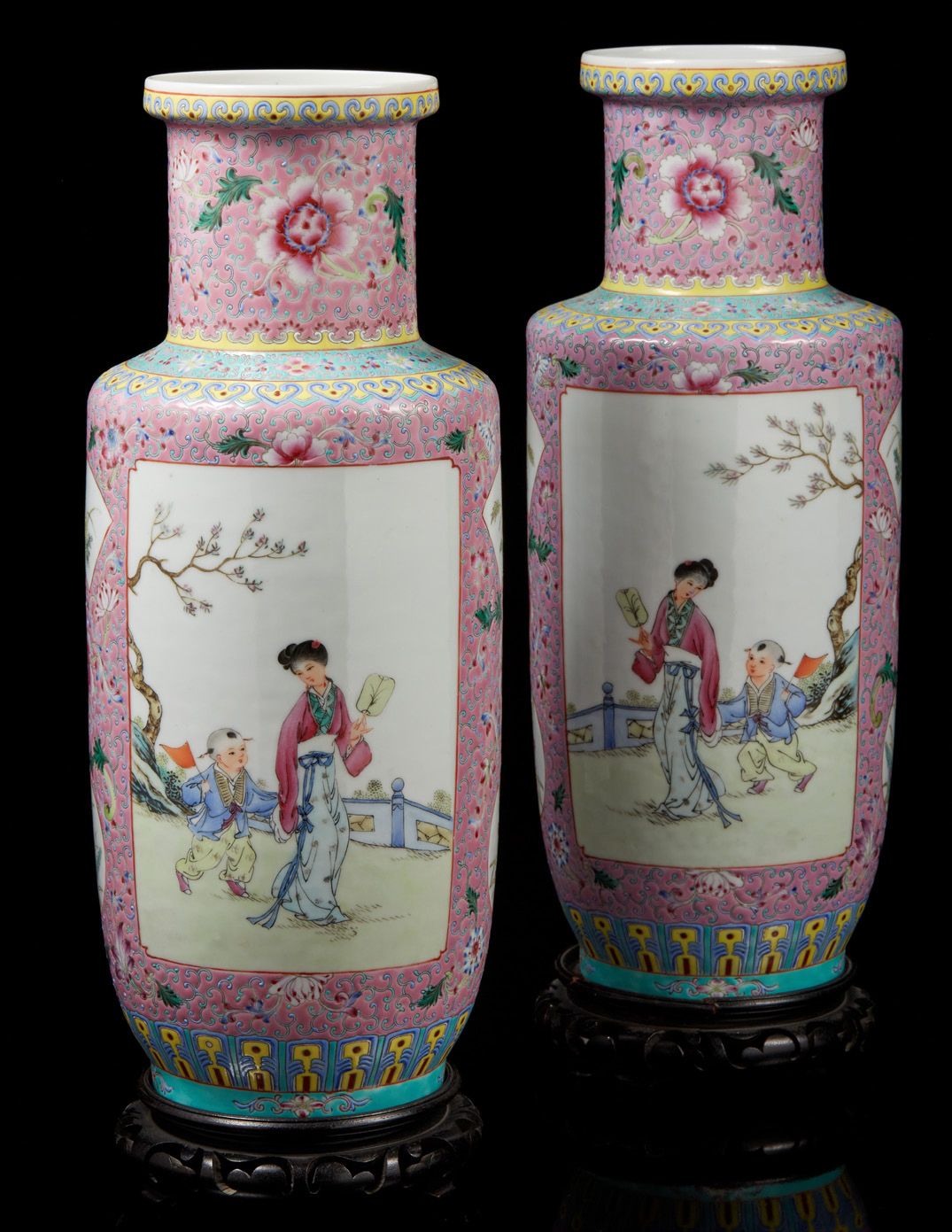 CHINE, XXe siècle 一对Famille Rose瓷器和珐琅卷轴花瓶，在长方形的奖章中装饰着妇女和儿童。
H.34.5厘米