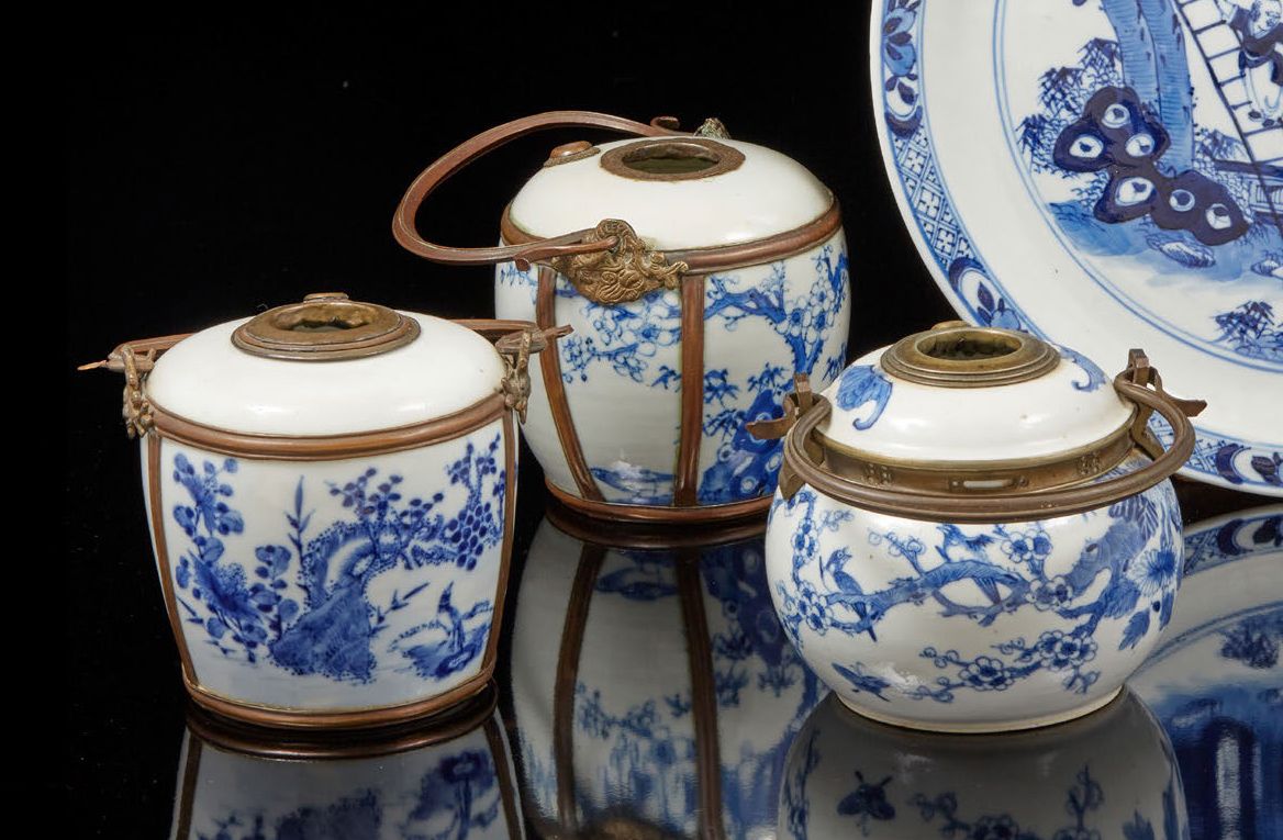 VIETNAM, XVIIIe-XIXe siècle Three blue-white porcelain water pipe bases, decorat&hellip;