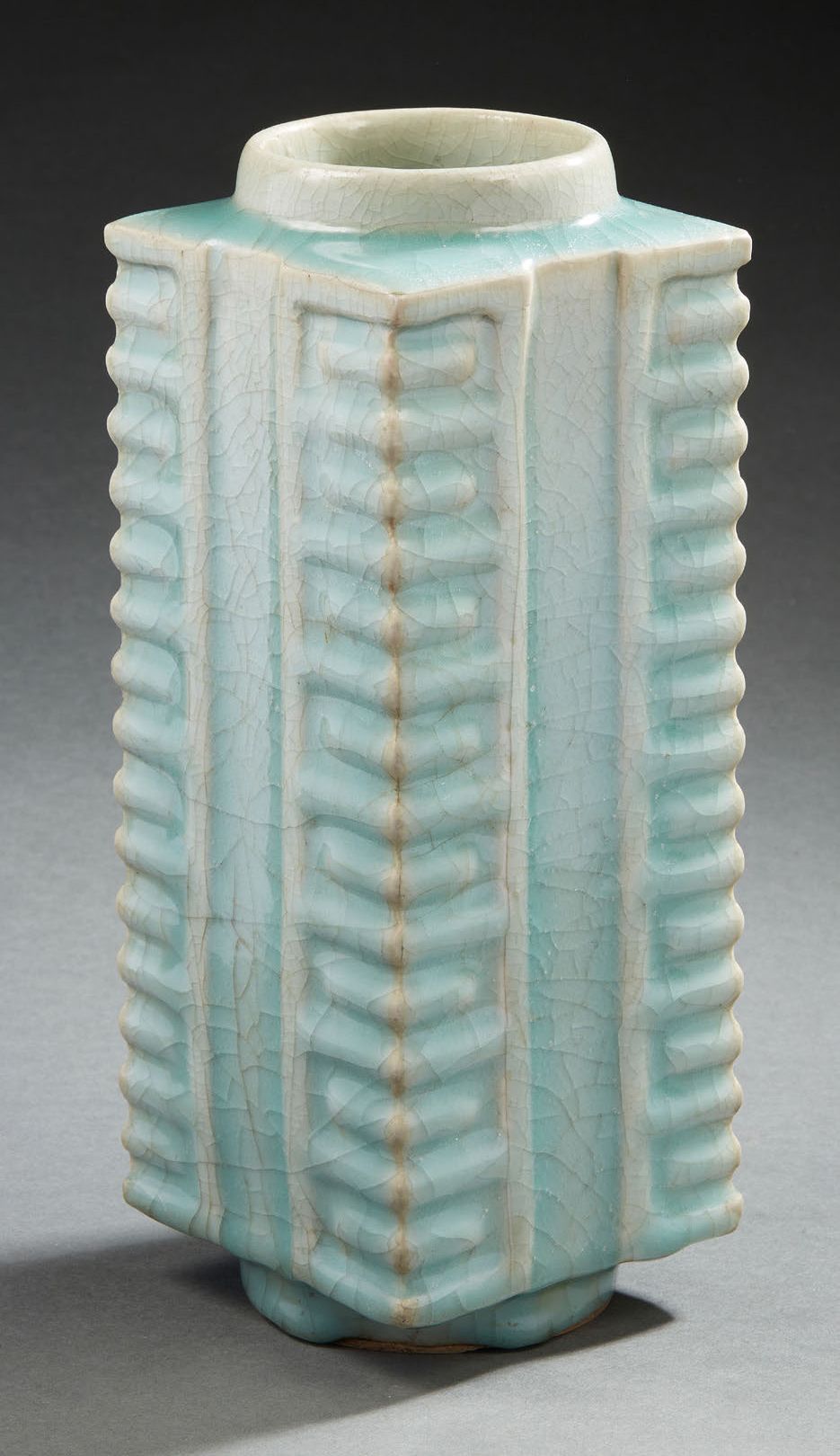 CHINE XXe siècle 一个青瓷釉面和裂纹瓷器的四角形康瓶，四角突出了环形的图案。
H.27厘米