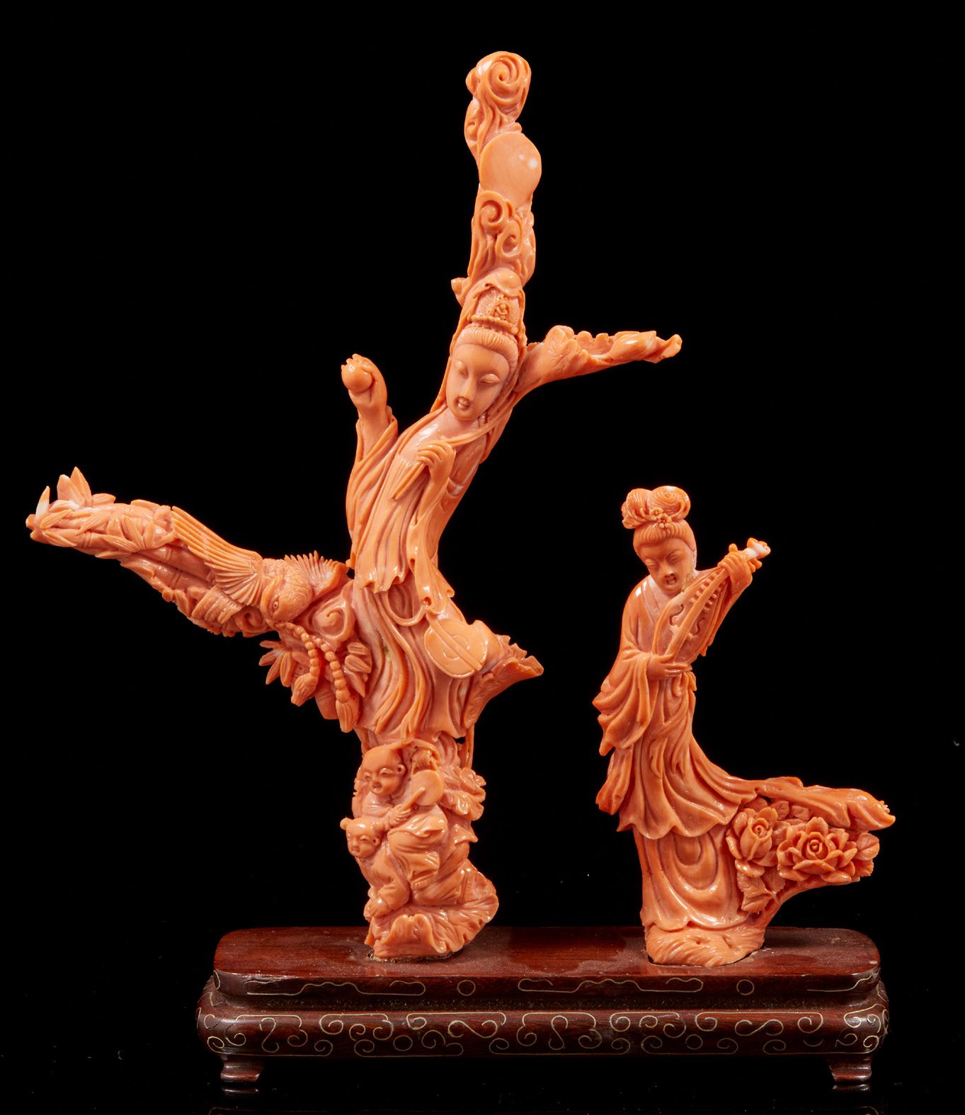 CHINE, vers 1900 两件带有天使皮肤的珊瑚雕像，代表两个音乐神灵。
在一个木质底座上
H.21厘米和10.7厘米
总重量: 396 g.