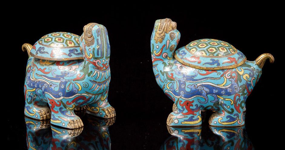CHINE, période RÉPUBLIQUE (1912-1949) 一对表现海龟的香水炉，蓝底镀金铜和多色掐丝珐琅，装饰有龙和风格化的图案，贝壳形成一个&hellip;