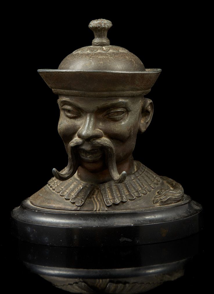 FRANCE dans le goût chinois, première moitié du XXe siècle 褐色铜质半身像形式的墨水瓶，描绘了一个戴着&hellip;