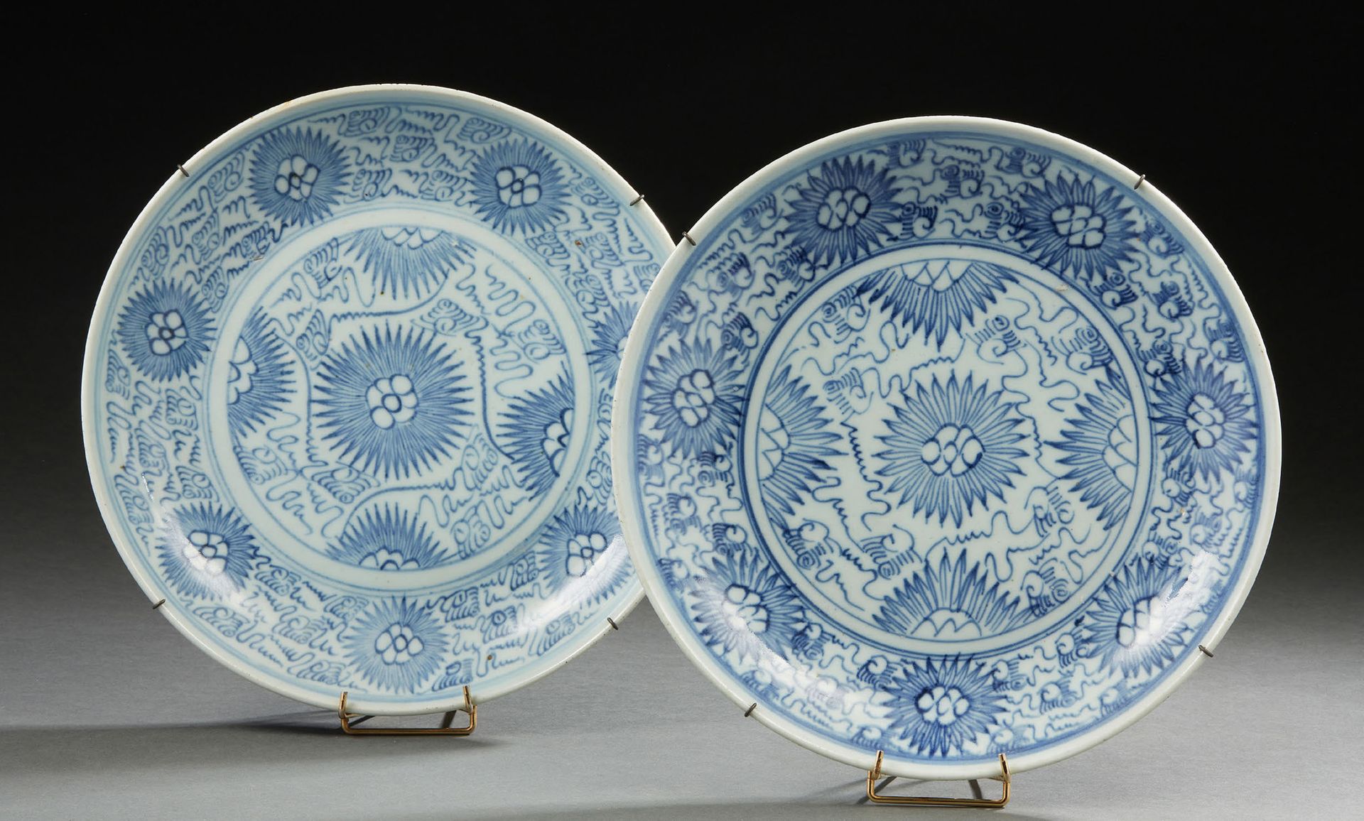 CHINE, XIXe siècle Paire d'assiettes en porcelaine bleu-blanc, à décor tapissant&hellip;