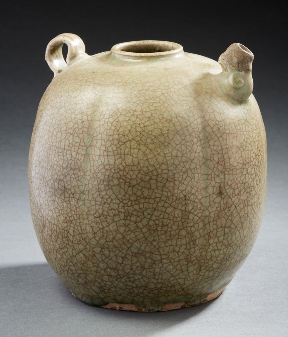 VIETNAM XIVe-XVe siècle 西瓜形的青花瓷釉面和裂纹陶瓷壶。壶嘴和环形手柄。水口恢复了。
H.18.8厘米