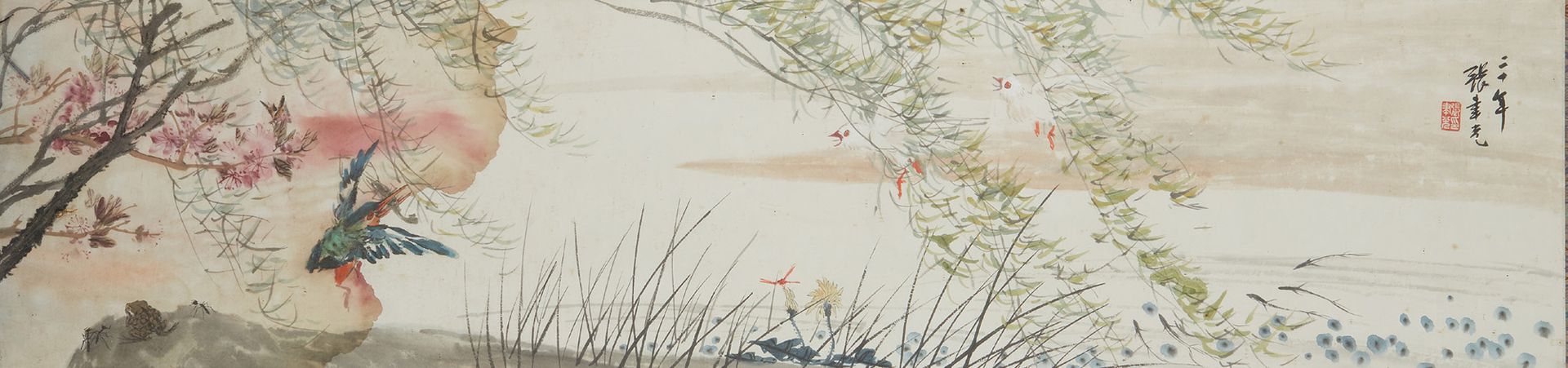 CHINE, XXe siècle 纸上水墨淡彩横幅画，描绘了垂柳枝条间溪流两岸的鸟儿和昆虫，出自张宇光（1885-1968）之手。
背面标有 "此水彩画让人联&hellip;