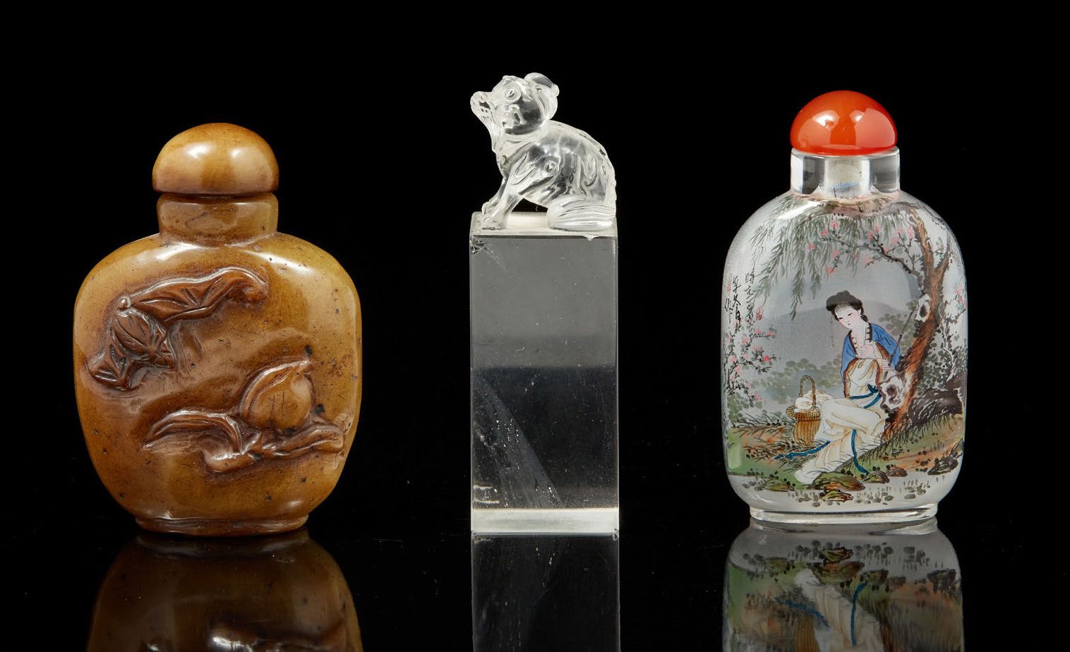 CHINE, XXe siècle 拍品包括两件鼻烟壶，一件是彩绘玻璃，两面都有代表 "西施 "的中国美女，另一件是玉石，有浅浮雕的寿桃和蝙蝠的装饰。附有佛教狮&hellip;