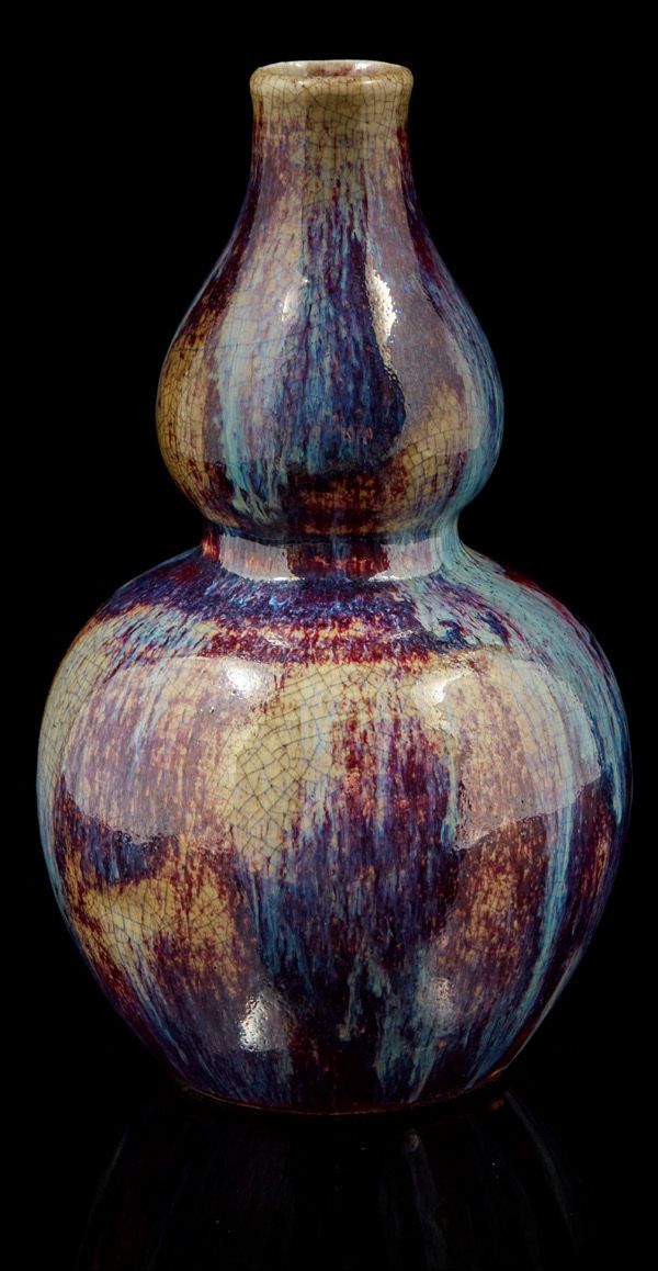 CHINE, fin XIXe siècle début XXe siècle 米色裂纹背景上的薰衣草蓝色和紫色火焰陶瓷双葫芦花瓶。
H.20.5厘米。