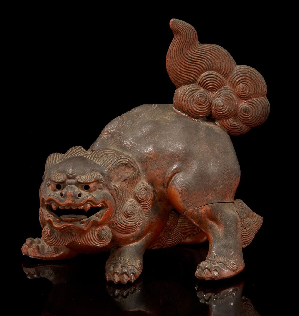 JAPON, XIXe siècle 棕红色的陶器主体部分发黑，代表一只狮子，佛教的狮子，静静地站着，张着嘴，尾巴在空中，准备扑击。
最大高度：19.5厘米 -&hellip;