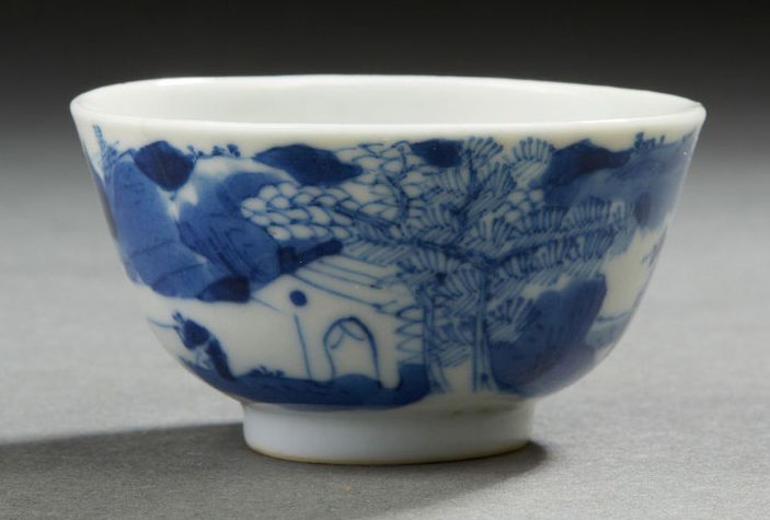 VIETNAM, XIXe siècle Grand bol en porcelaine bleu-blanc cerclé de métal à décor &hellip;
