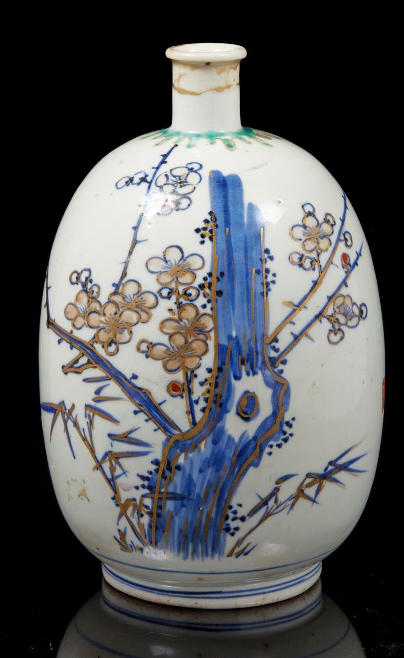JAPON - période EDO, XVIIIe-XIXe siècle 一个瓷制的tokkuri酒瓶，用蓝色和金色的亮点装饰着一棵樱花树。
H.24厘米