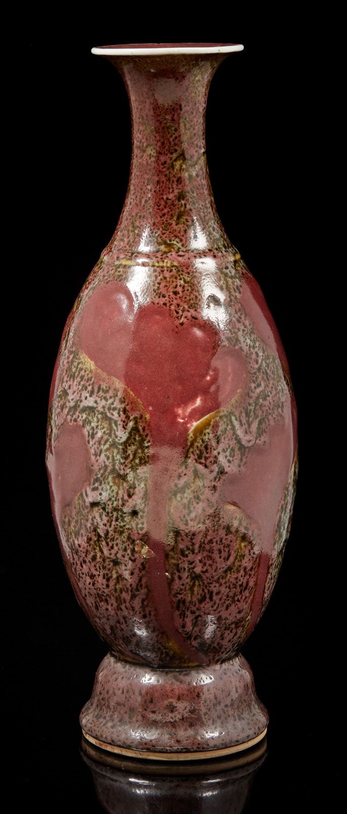 CHINE, XXe siècle Vase sur pied à long col étroit en porcelaine à glaçure auberg&hellip;