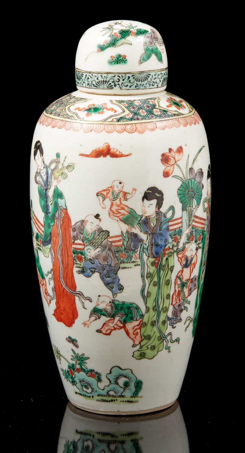 CHINE fin XIXe siècle 绿色家族风格的卵形瓷器和珐琅覆盖的花瓶，上面有妇女和儿童。
H.26厘米
