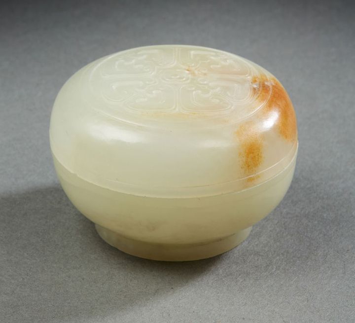 CHINE, XIXe siècle White jade lenticular covered box infused with rust decorated&hellip;