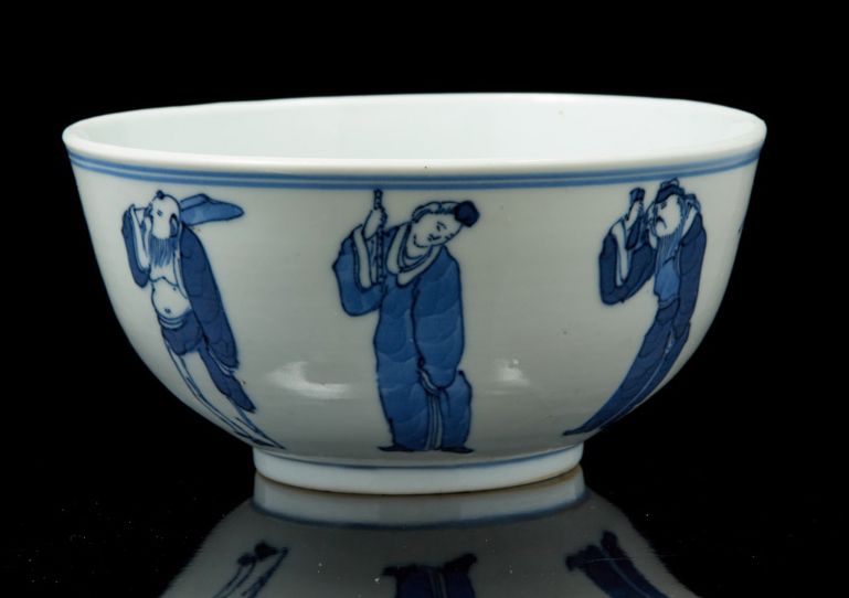 VIETNAM, XIXe siècle 一件青花小瓷碗，边上装饰有八个人物。
底座上的Nôi phù标记
D. 12,3 cm