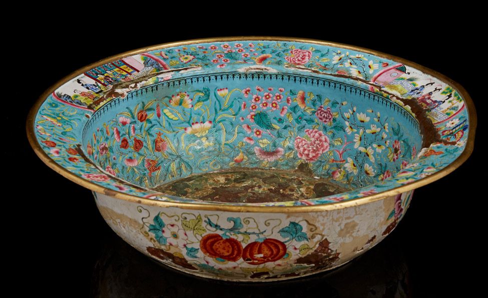 CHINE, fin XIXe siècle 一个大型的广东铜胎珐琅彩盆，内部装饰有一个粉红色的家族，蓝底的花朵和人物的储备，反面装饰有白底的花朵图案。
H.1&hellip;