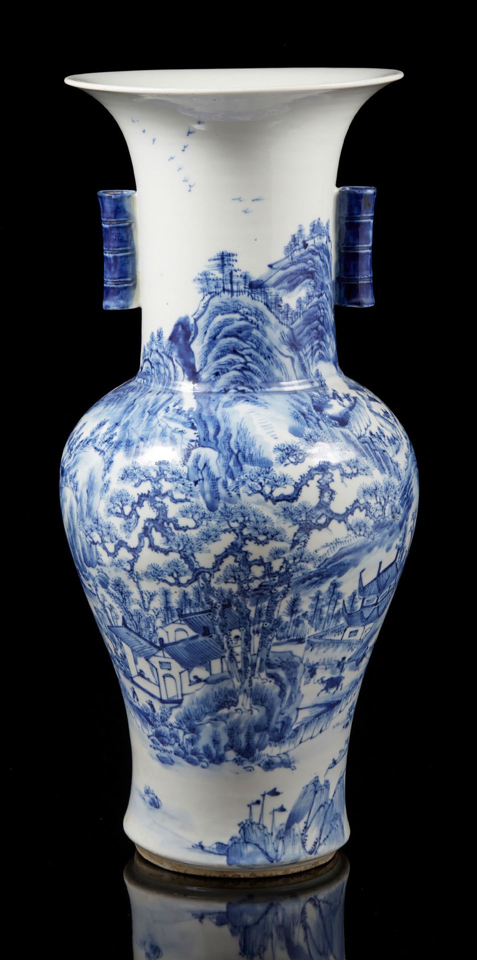 CHINE, XIXe siècle 一件青花瓷日元花瓶，装饰着被山峰环绕的河岸上的湖城。颈部装饰有两个竹柄。
底部有伪造的康熙款。
H.46厘米。