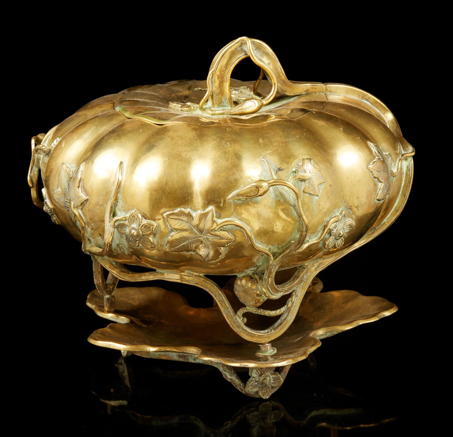 CHINE-VIETNAM, vers 1900 大型青铜香炉，带有金色的铜锈，描绘的是一个南瓜，茎、花和叶子构成了三条腿，并在墙上浮雕上升，主茎的末端是盖子上&hellip;