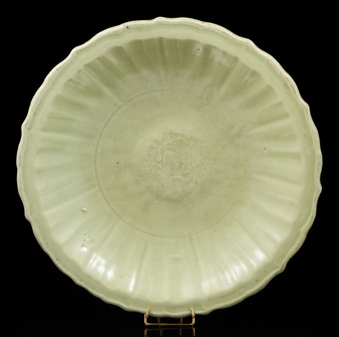 CHINE, XVIe siècle 龙泉窑青瓷珐琅彩盘，为莲花形，釉下有放射状的装饰，周围有花纹图案。
背面有缺口。
D.32.5厘米。