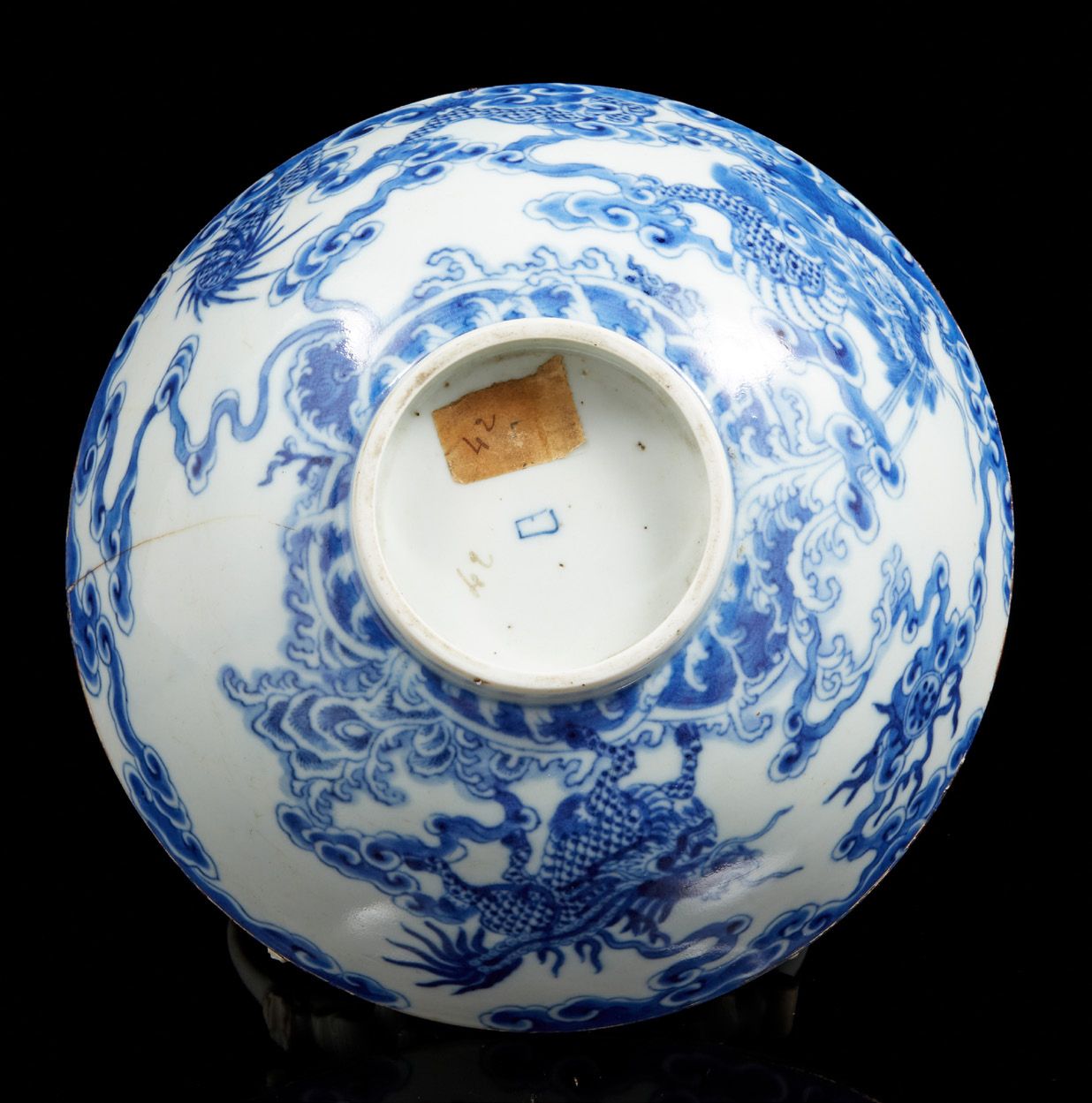 VIETNAM, XIXe siècle Grand bol en porcelaine bleu blanc dite « bleu de hue » à d&hellip;