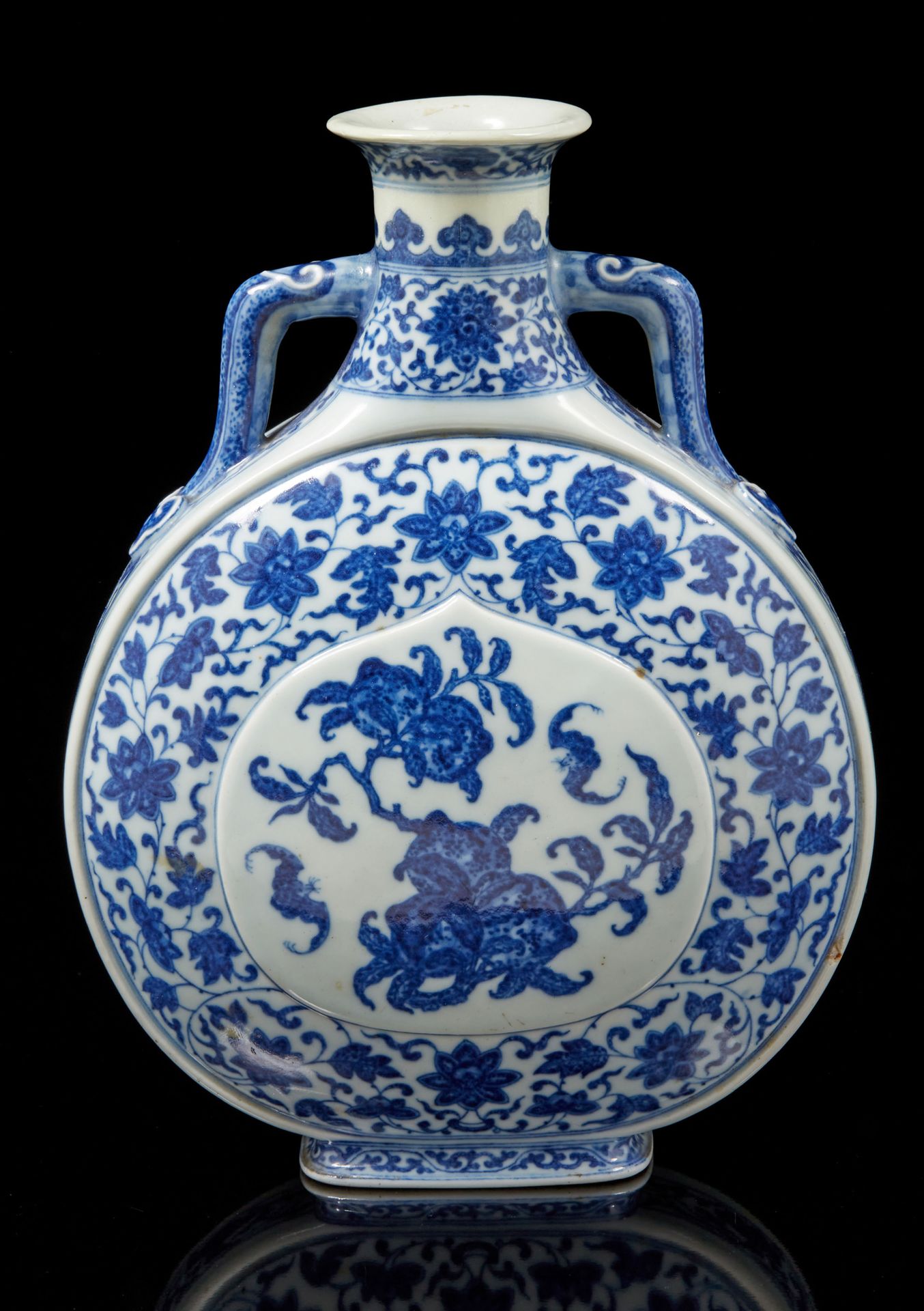 CHINE, marque et époque DAOGUANG (1820-1950) 青花瓷葫芦瓶，中央有浅浮雕的寿桃图案，在花叶的背景上有寿桃和蝙蝠的枝条&hellip;