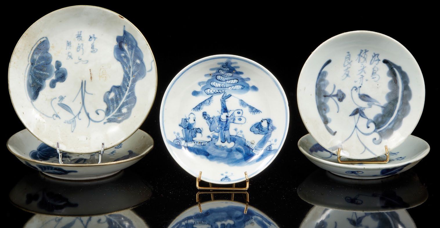Null 22131_8
越南，19世纪
五个小的青花瓷盘，一个装饰着风格化的风景中的人物，其他四个装饰着鸟和叶子。基地上的印记。两个带金属环。
直径14厘米至&hellip;