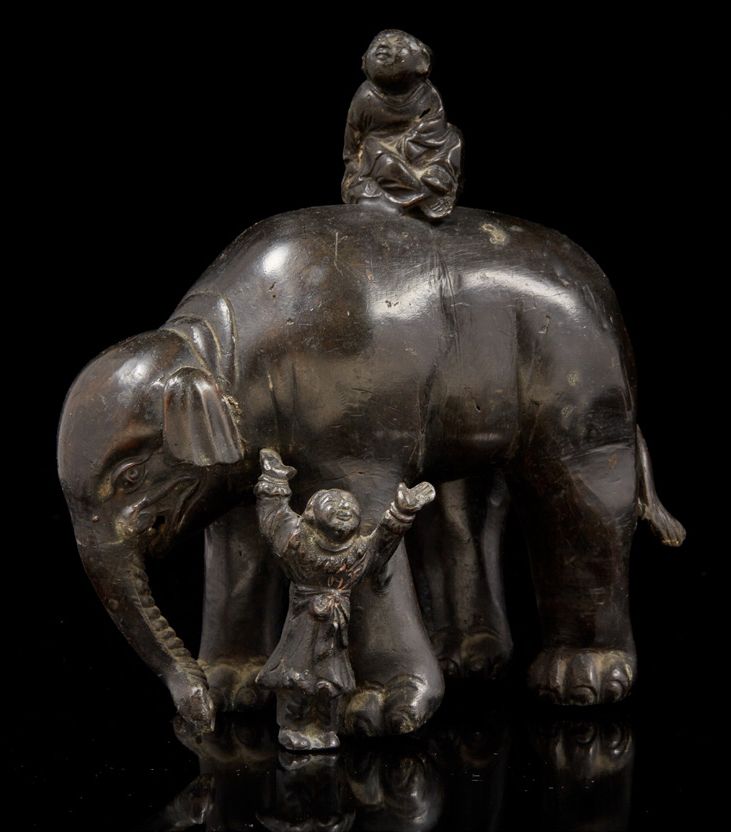 CHINE, XIXe siècle 棕色的铜组，代表大象和两个孩子，一个在它的背上。
H.18 cm - W. 15.5 cm (损坏和丢失的部分)