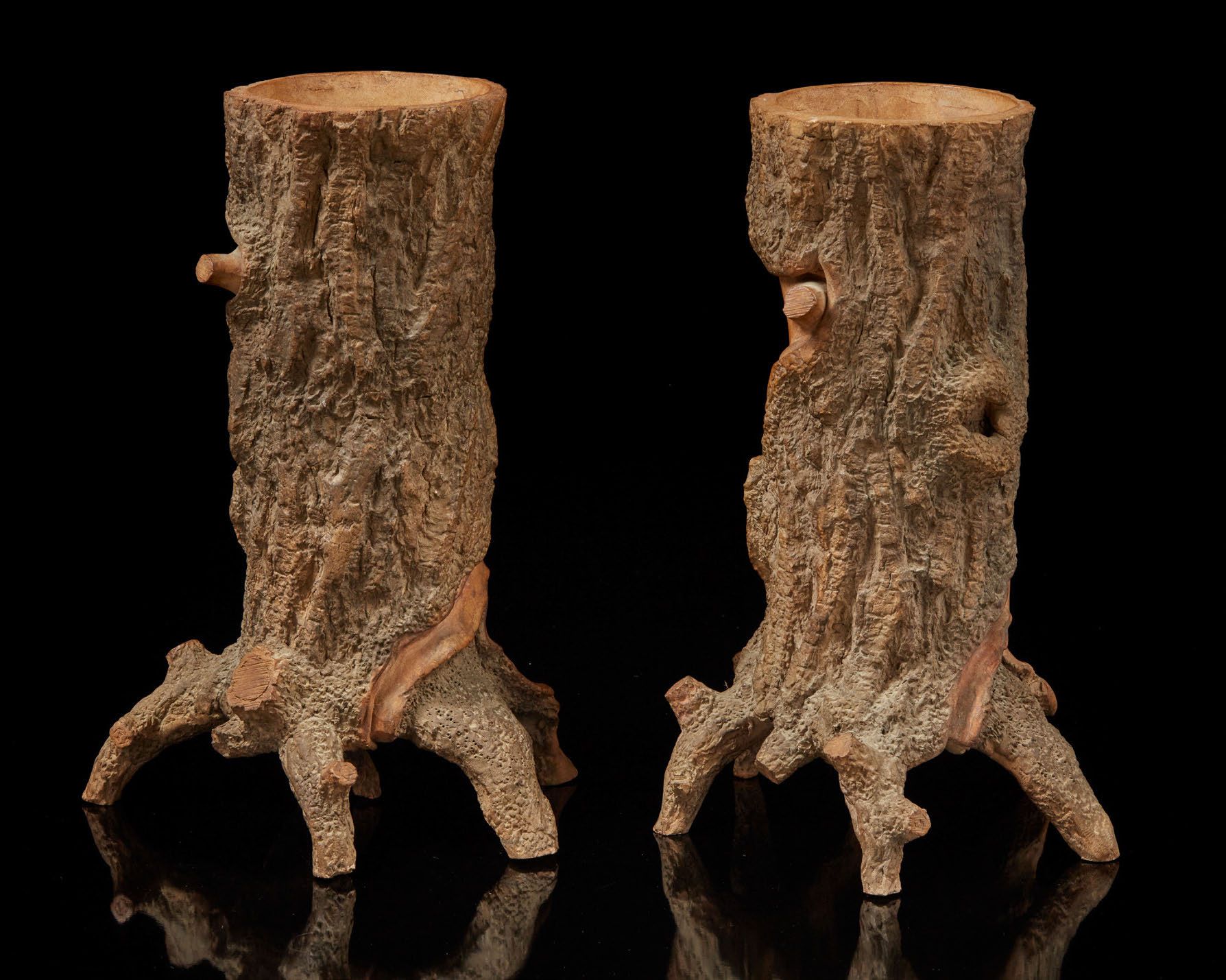 CHINE, XXe siècle Pareja de jarrones de gres en forma de raíz tallada que se alz&hellip;